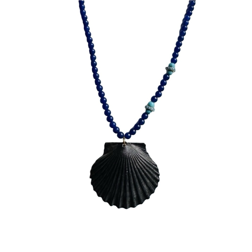 *NWT* Turquoise, Sapphire Agate and Scallop Shell Necklace